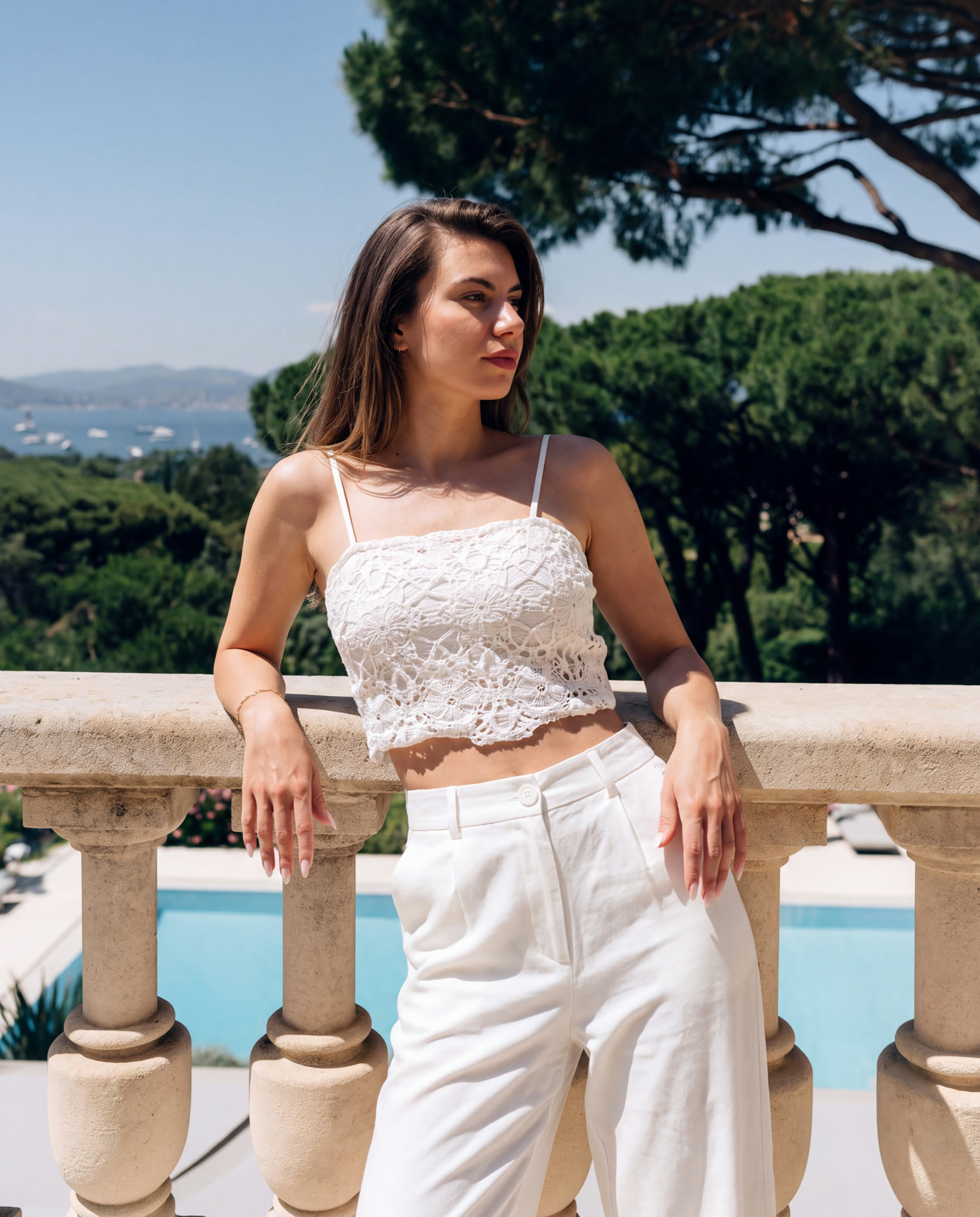 Top de renda e calça off-white